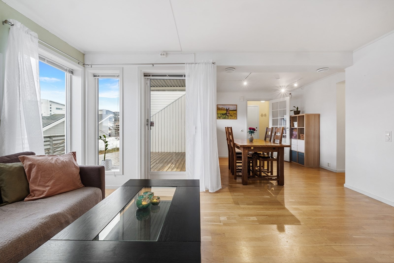 Stuen er lys og innbydende med plass til både sofa og spisegruppe. Galleribilde