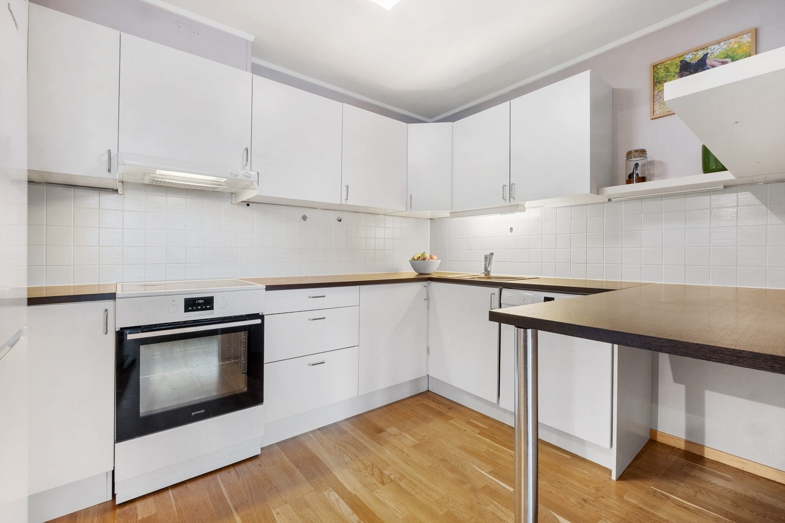 Åpen kjøkkenløsning, men kjøkkenet oppleves likevel som en egen sone. Galleribilde