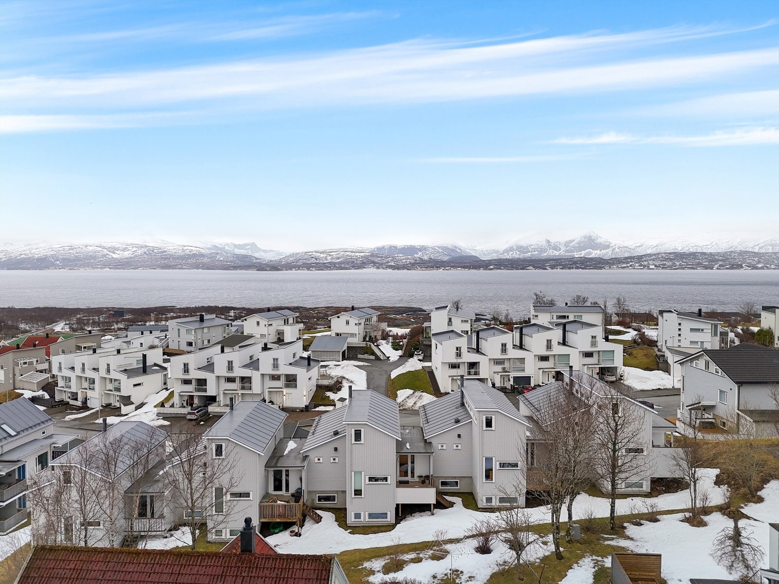 Boligen ligger i et etablert område med nærhet til sjøen og fin utsikt. Galleribilde