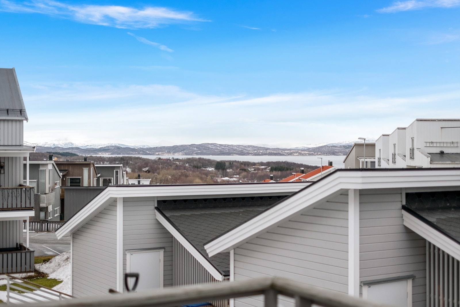 Området byr på flere skoler og barnehager, som Mørkvedmarka skole 6 minutter unna. Galleribilde