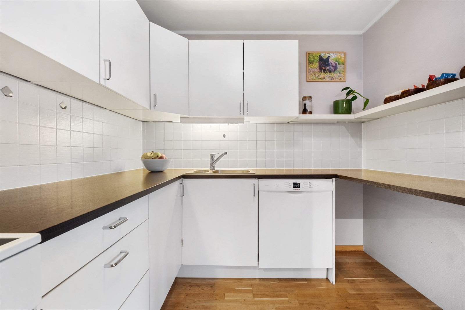 God arbeidsflate og en praktisk dobbel stålvask gjør matlagingen enkel. Galleribilde