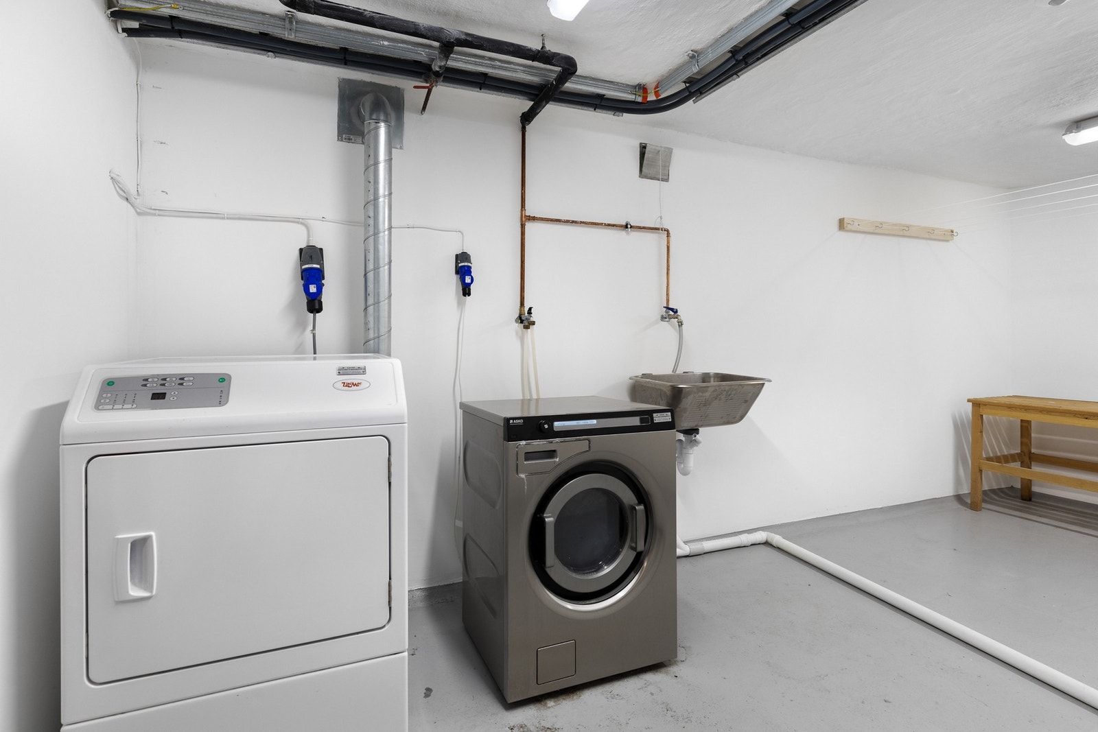 Felles vaskeri ved inngangspartiet. Galleribilde