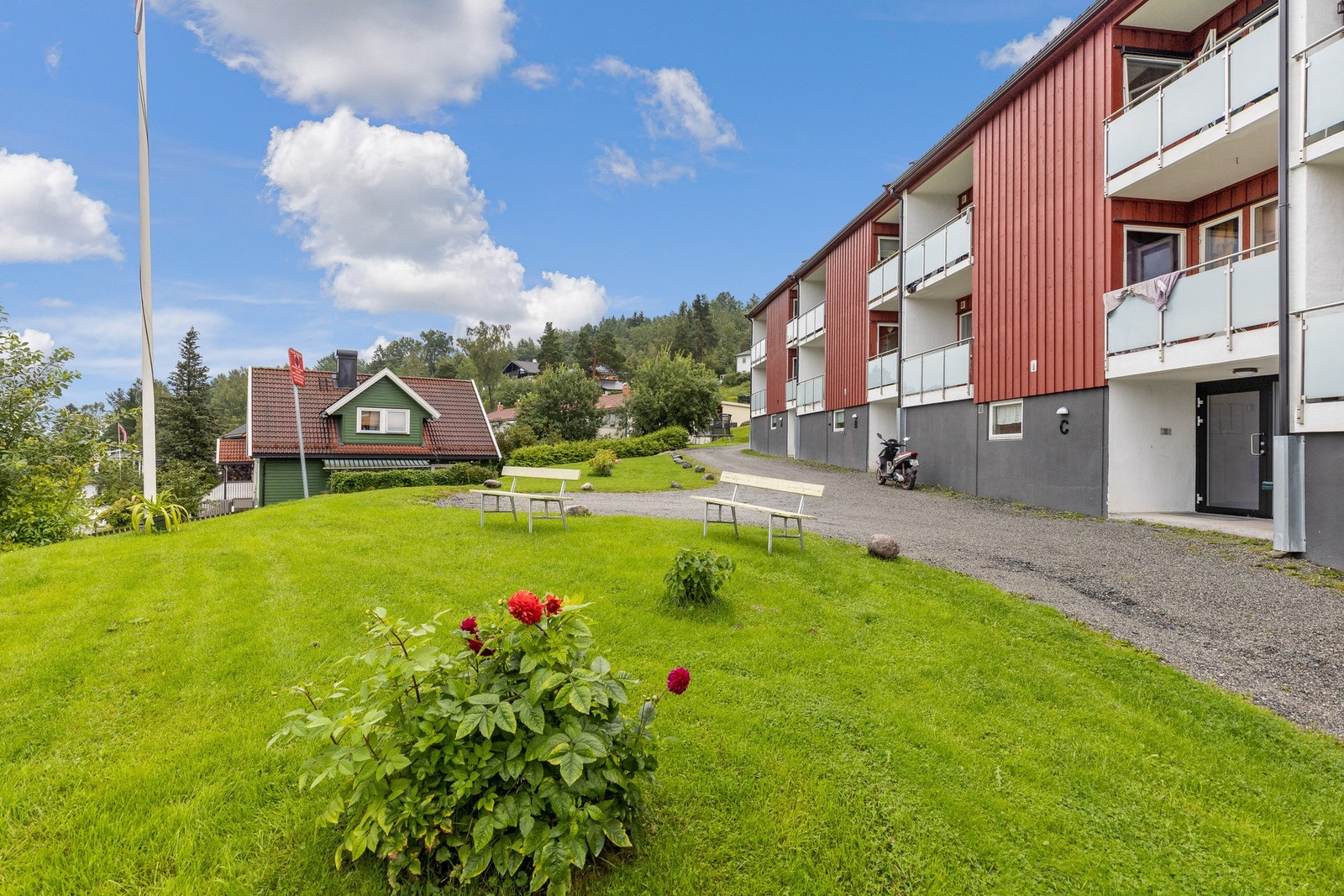 Borettslaget fellesarealer består og flotte gressplener, hvor man kan nyte varme sommerdager. Galleribilde