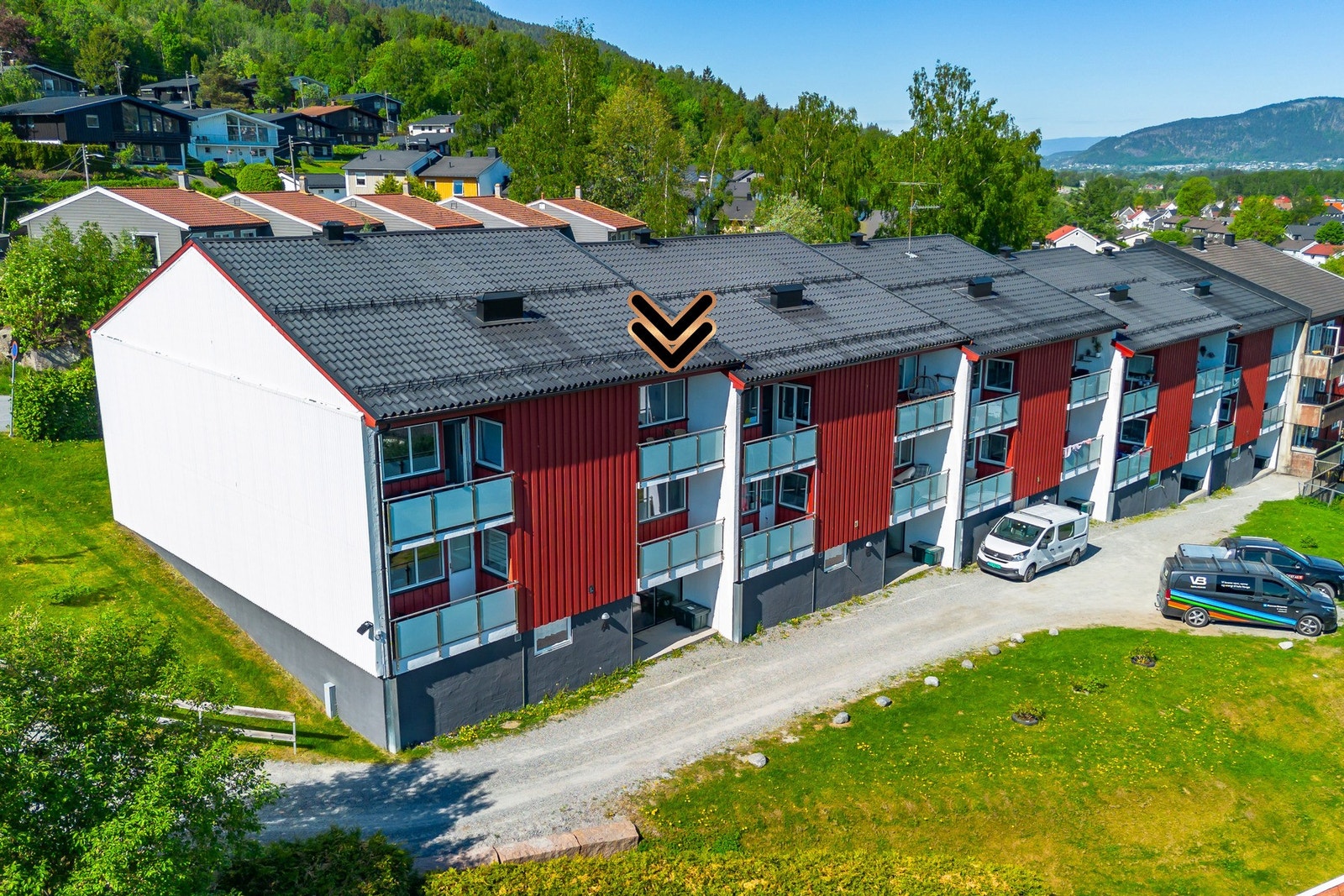 Leiligheten ligger i et tilbaketrukket og attraktivt boligområde, ca. 450 meter unna Gulskogen kjøpesenter. Galleribilde