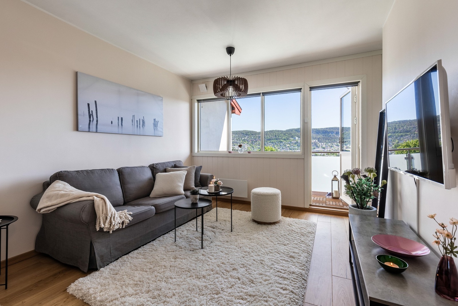 På stuegulvet er det nyere 1-stavs parkett, mens veggene er malt i kremhvitt. Galleribilde