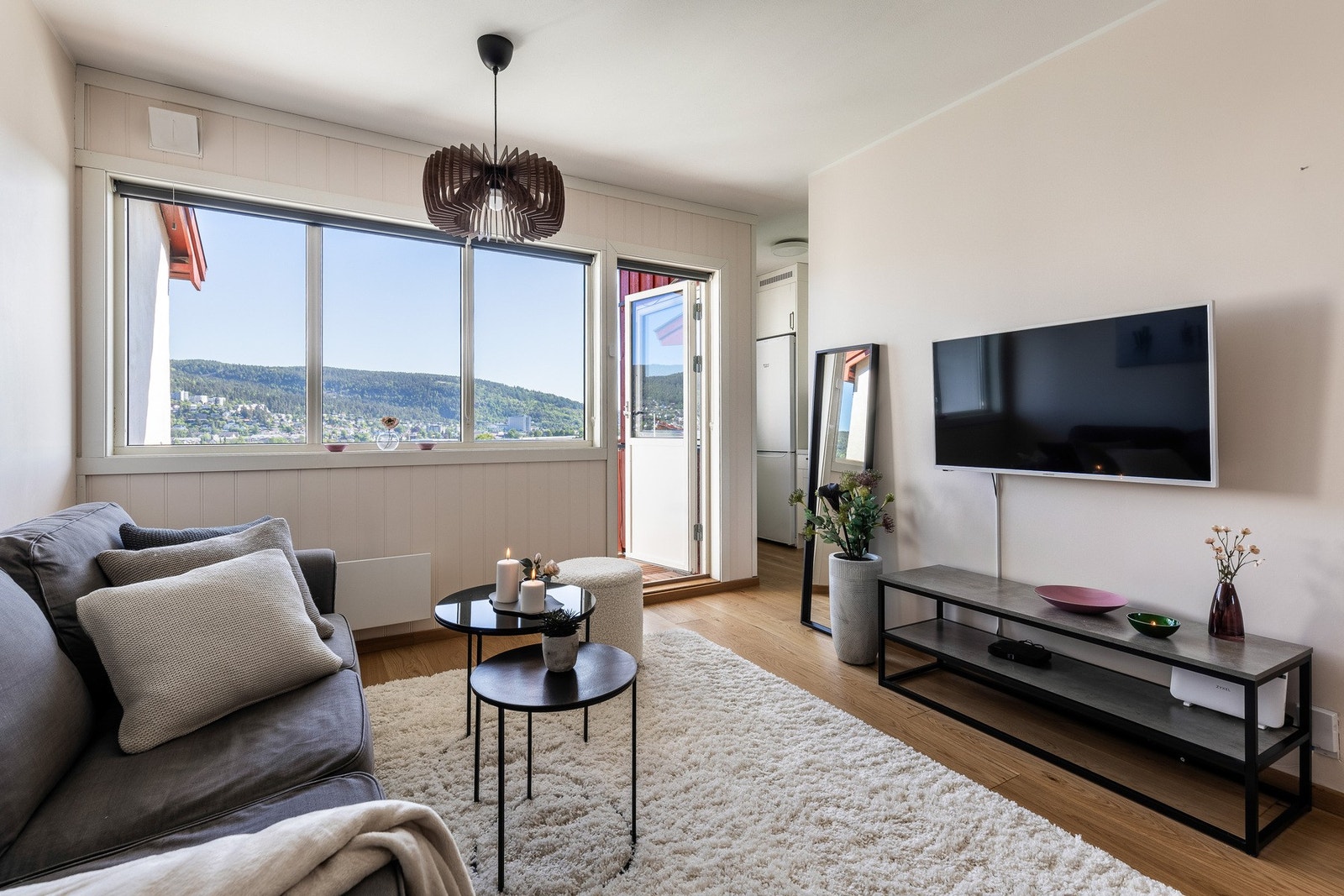 Stuen har store vinduer som byr på den langstrakte utsikten, og det er dør ut til balkongen. Galleribilde