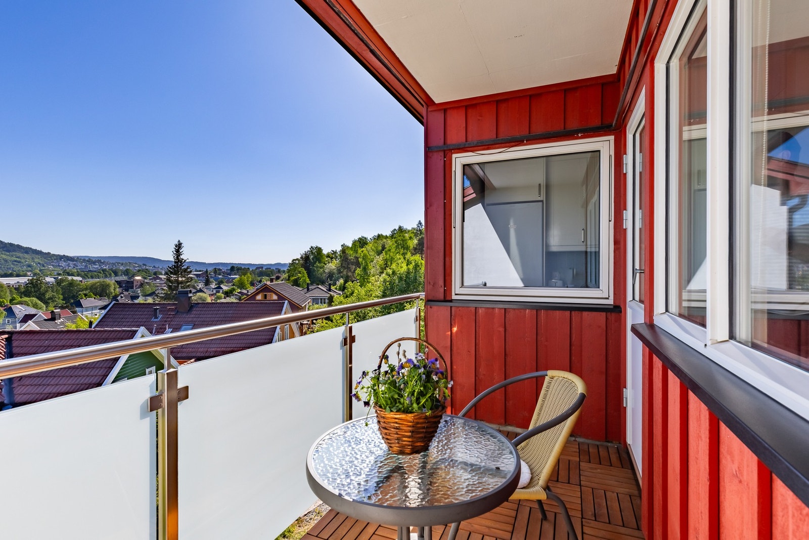 Balkongen innbyr til både stille stunder og lange, sosiale kvelder. Galleribilde