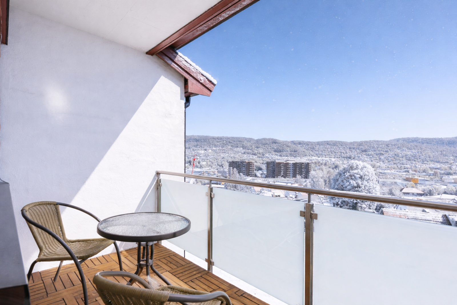 Utenfor stuen har leiligheten en usjenert og overbygget balkong, med flott og vidstrakt utsikt over Drammen. Galleribilde