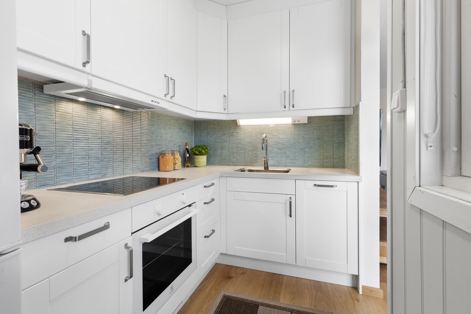 Leiligheten har et velutstyrt Epoq-kjøkken fra 2022 med god skap- og benkeplass. Galleribilde