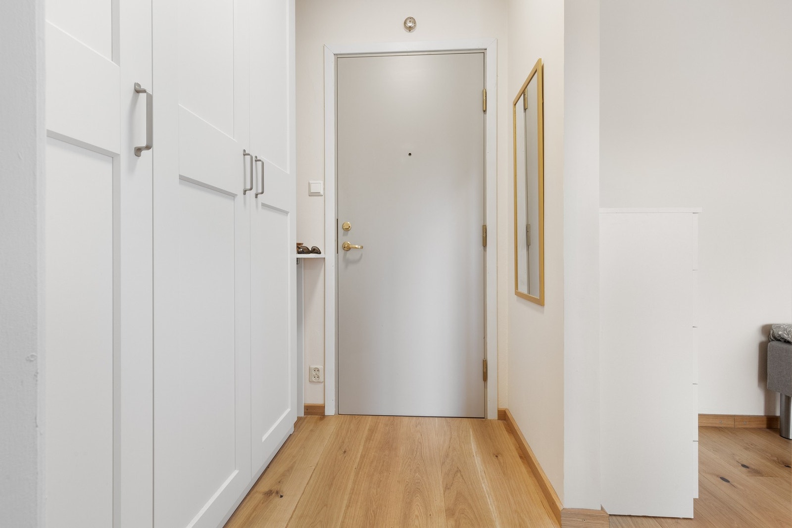 Leiligheten ligger i andre etasje og har inngang til en entré med pene overflater. Galleribilde