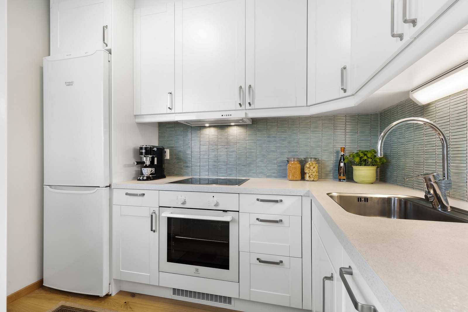 I benken er det planlimt oppvaskkum og integrert stekeovn, og veggene bak er dekket med lekre fliser. Galleribilde