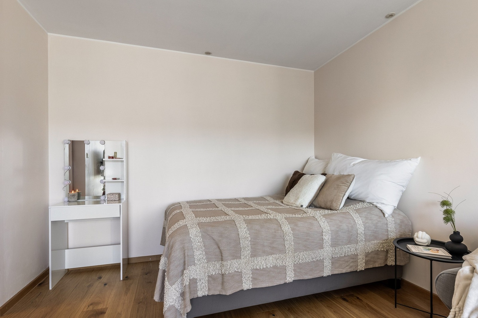 Stuen innredes enkelt med flere brukssoner. Galleribilde