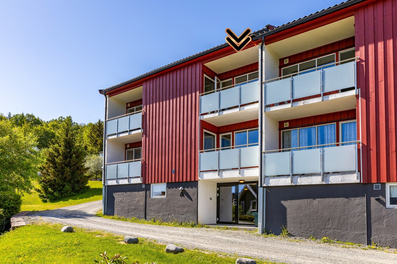 Leiligheten har en inntrukket og usjenert balkong med flott, langstrakt utsikt. Galleribilde