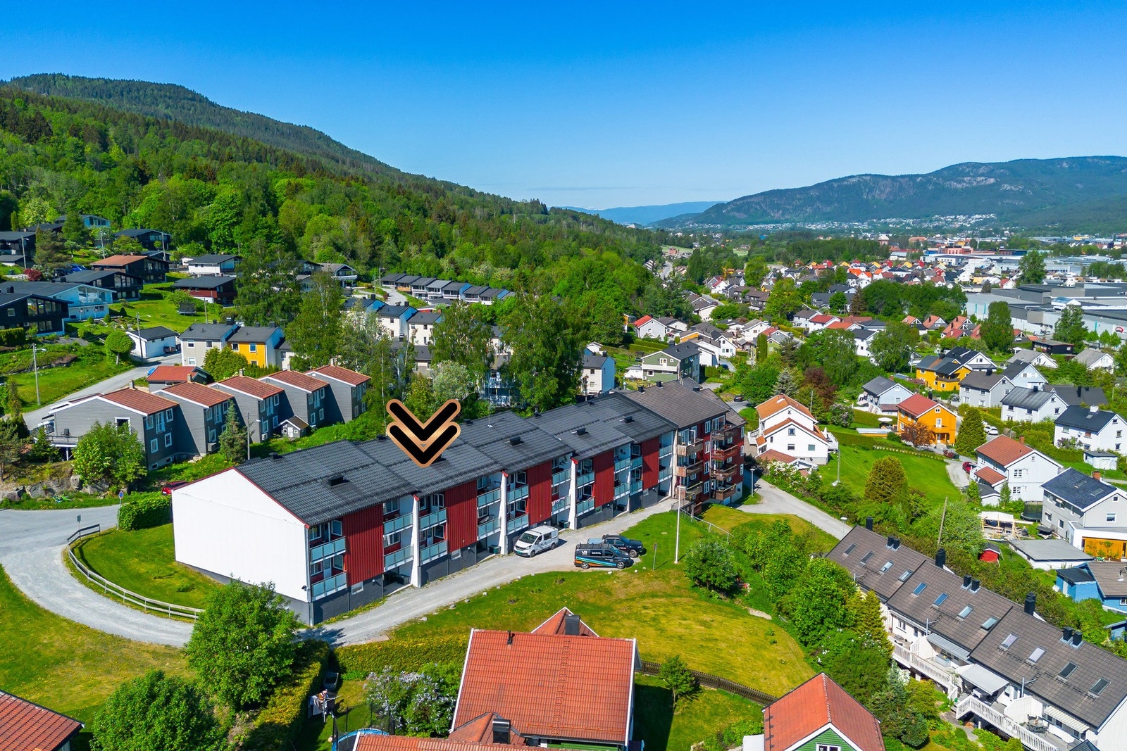 Boligen ligger høyt i feltet, i nærheten av et skogsområde. Galleribilde