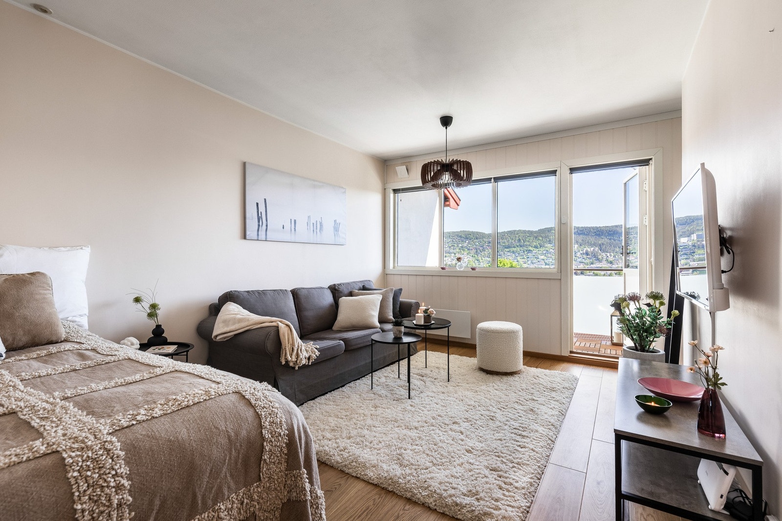 PrivatMegleren v/ Vetle Haug Kristensen har gleden av å presentere denne pene og arealeffektive 1-romsleiligheten med balkong, flottt utsikt og kjøkken fra 2022. Galleribilde