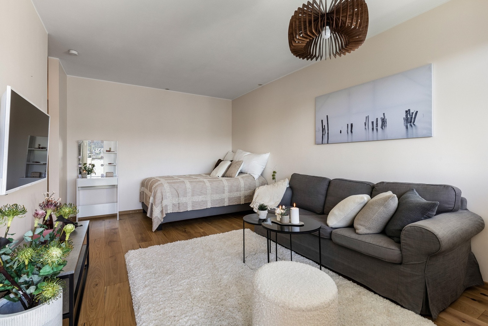 Stuen lys og luftig med store vindusflater som slipper inn naturlig lys, Galleribilde