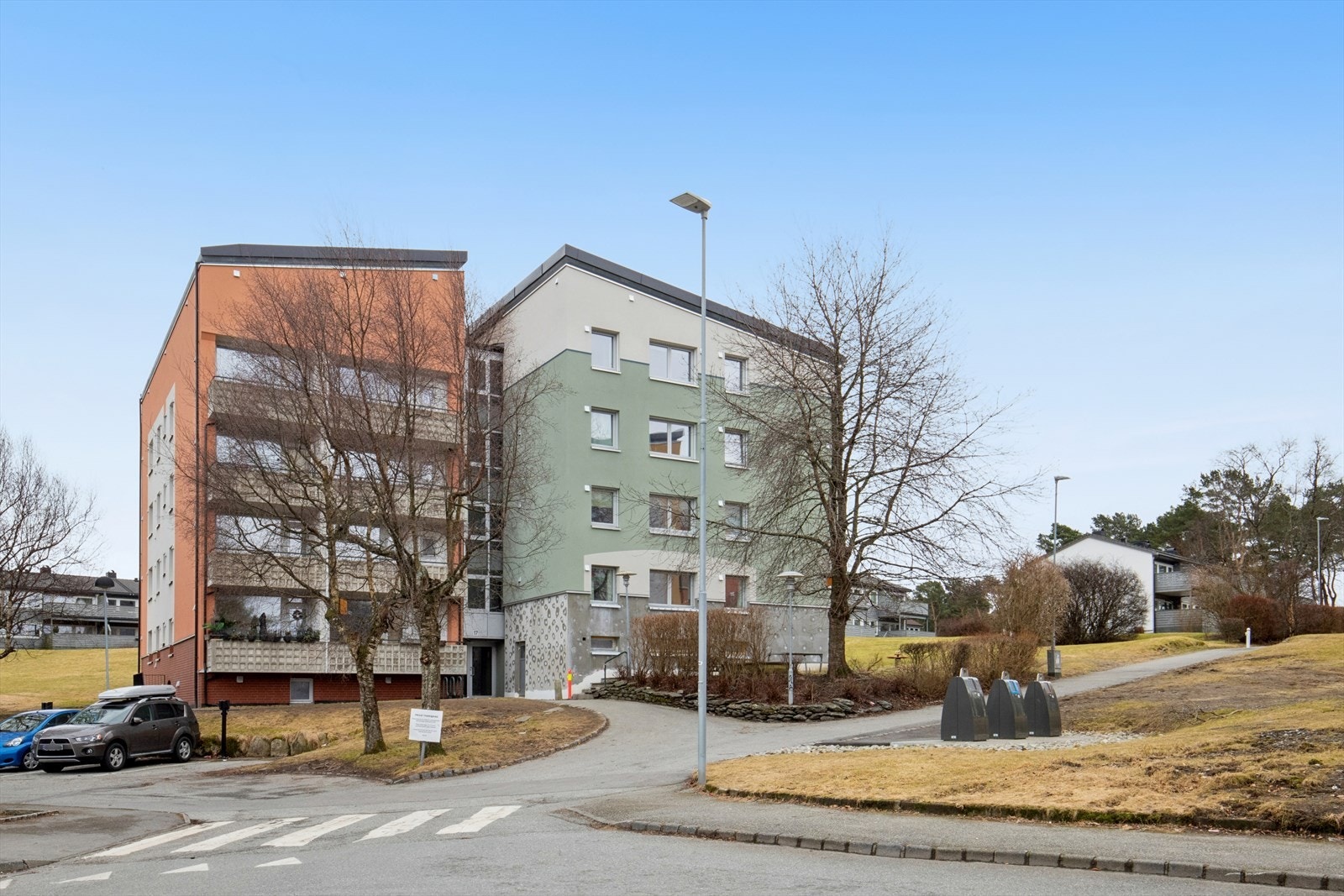 Leiligheten ligger fint til i byggets fjerde etasje. Her bor man tilbaketrukket, men likevel sentralt med kort vei til alle fasiliteter man måtte trenge i det daglige. Galleribilde