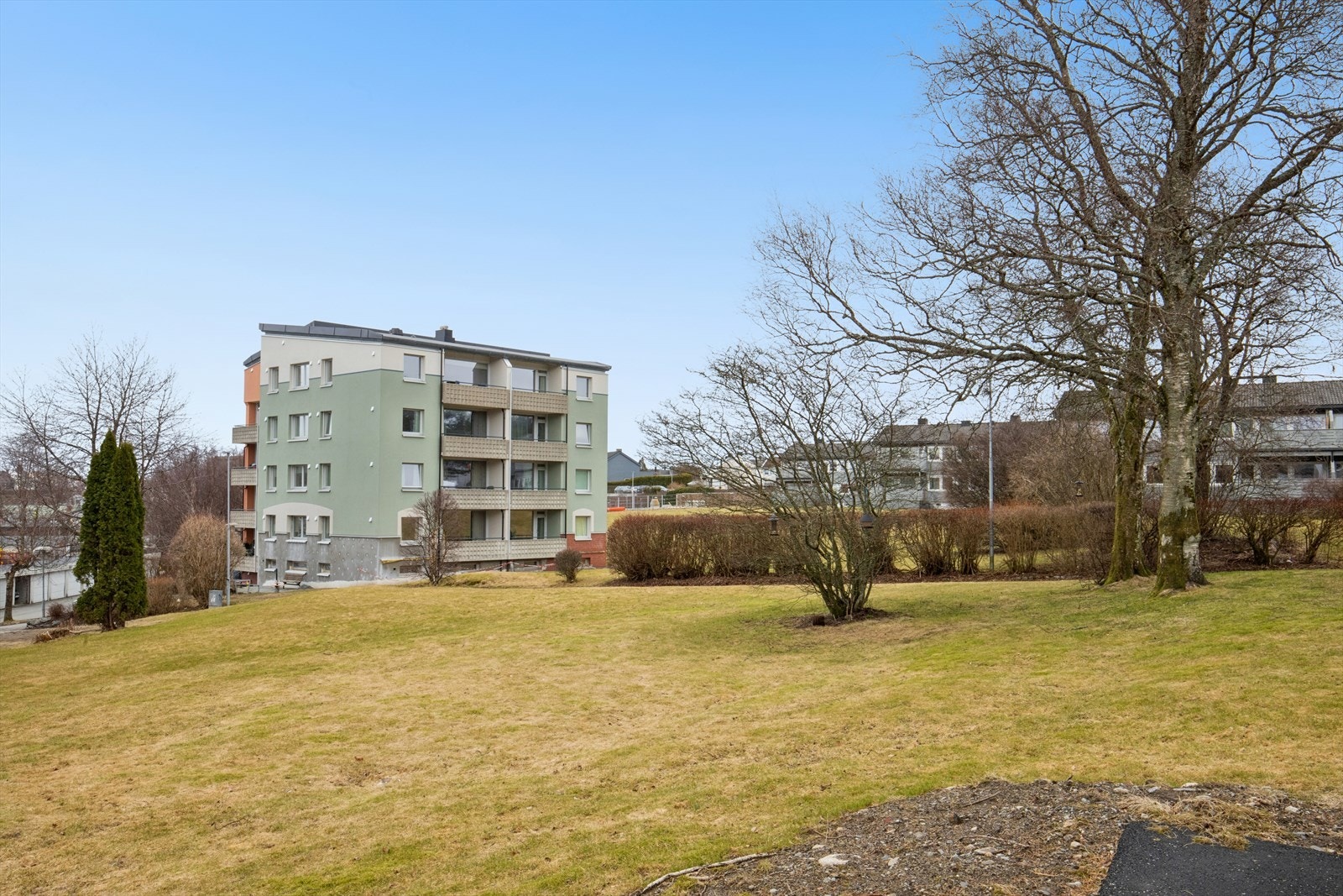 Fellesområdene er flott opparbeidet med store og frodige grøntarealer hvor både store og små vil trives! Galleribilde