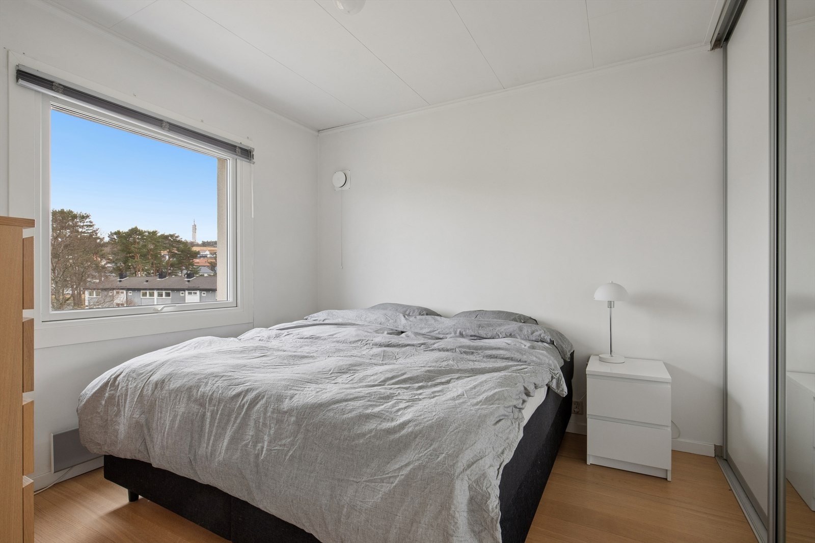 Soverom 1 er det største soverommet. Rommet er utstyrt med skyvedørsgarderobe og har ellers god plass til både dobbeltseng og tilhørende møblement. Galleribilde