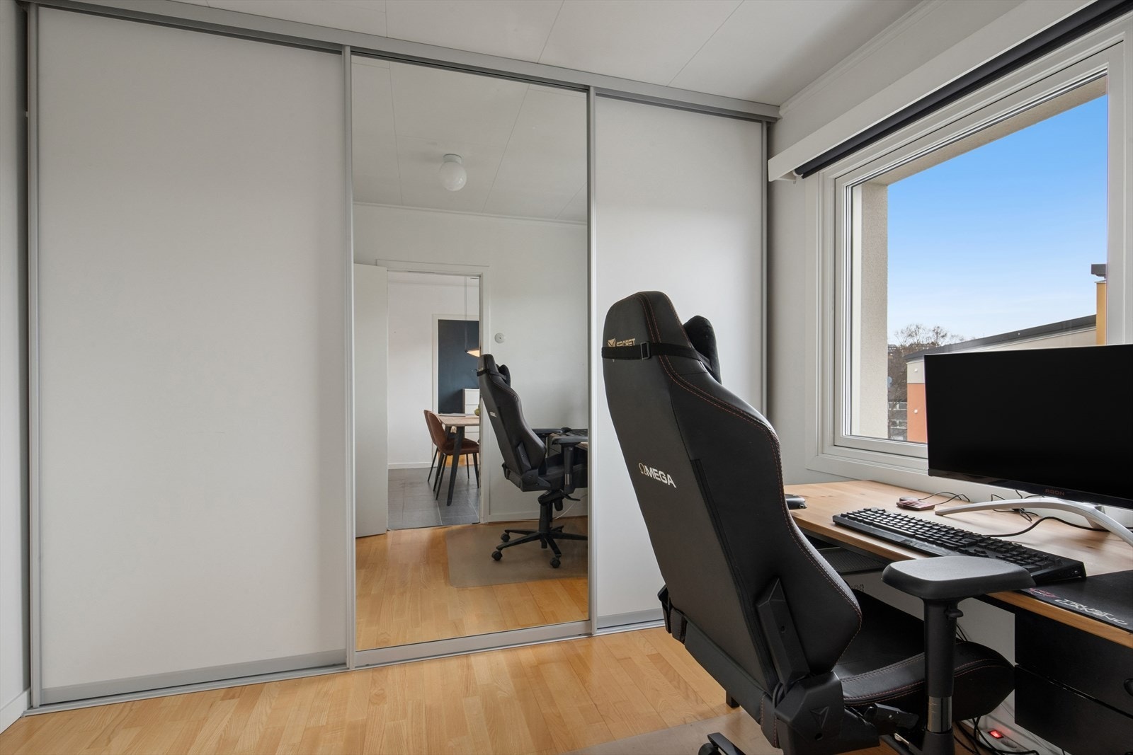 Soverom 3 er også utstyrt med stor garderobe og benyttes i dag som kontor. Galleribilde