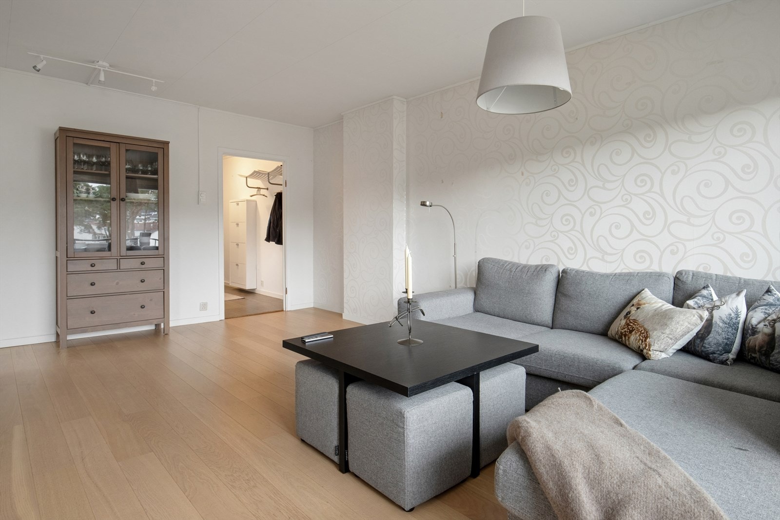 Gjennomgående i leiligheten er lys, enstavs parkett på gulv og lysmalte veggflater - Tidløst og klassisk. Galleribilde