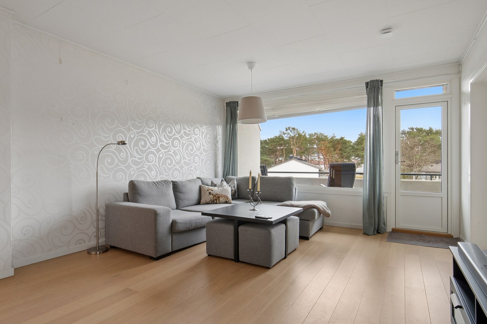 Leiligheten ligger høyt og luftig i byggets fjerde etasje og har en god planløsning. Galleribilde