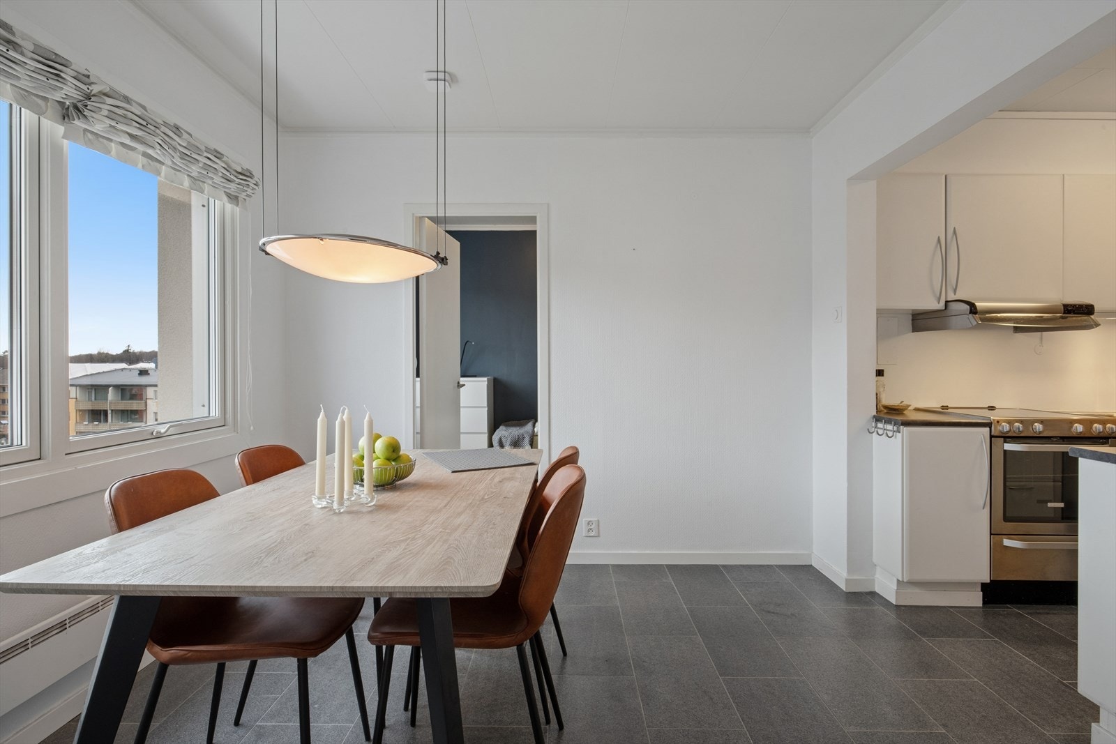 Kjøkkenrommet er stort og praktisk innredet med flislagt gulv. Her har man god plass til å møblere med spisebord. Galleribilde