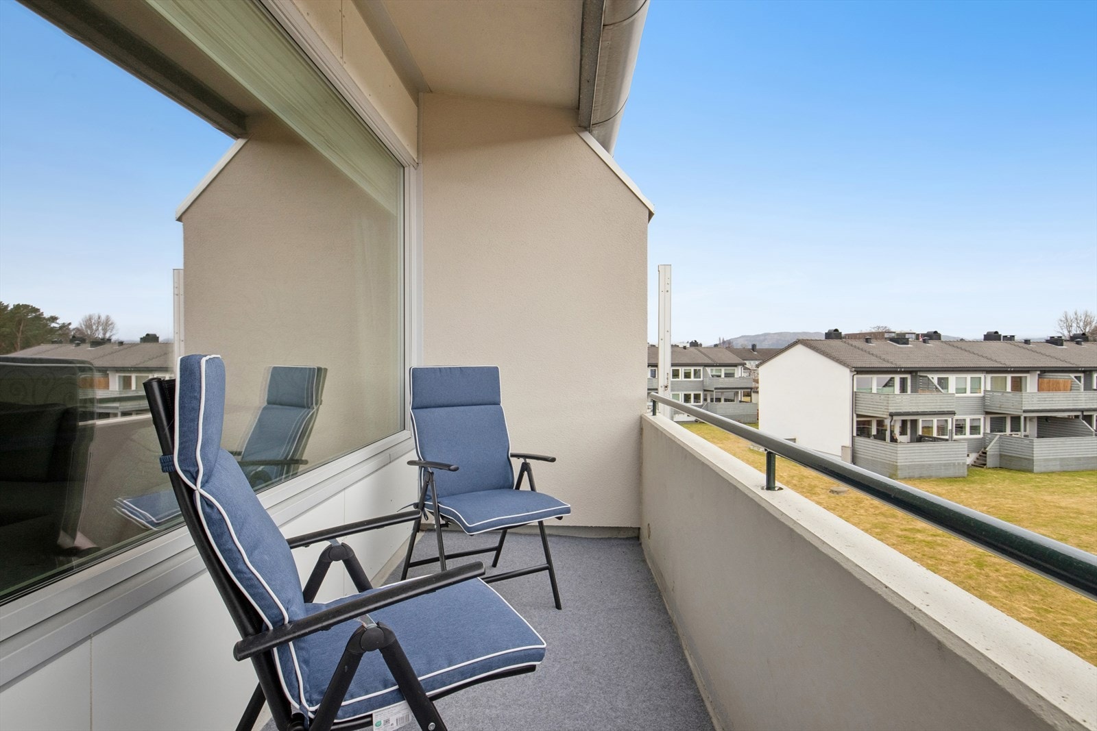 Med utgang fra stuen har man en trivelig balkong på 5 kvm med gode solforhold og flott utsikt! Galleribilde