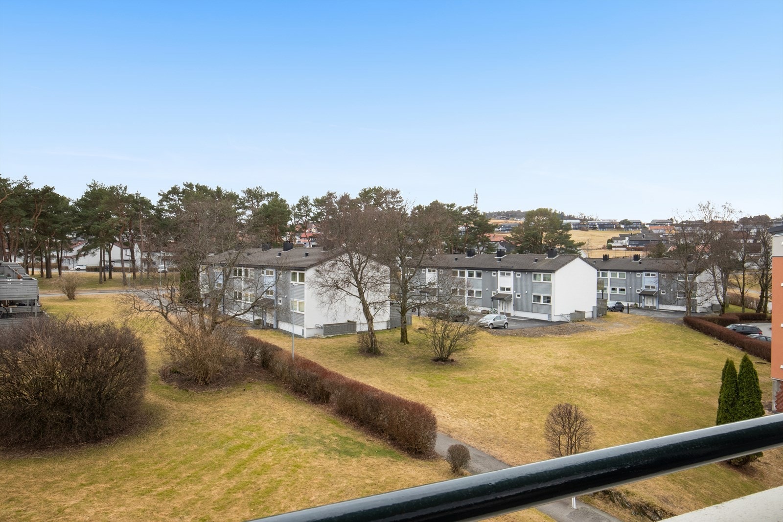 Flott utsikt over felles, grøntområder og Ullandhaug. Galleribilde