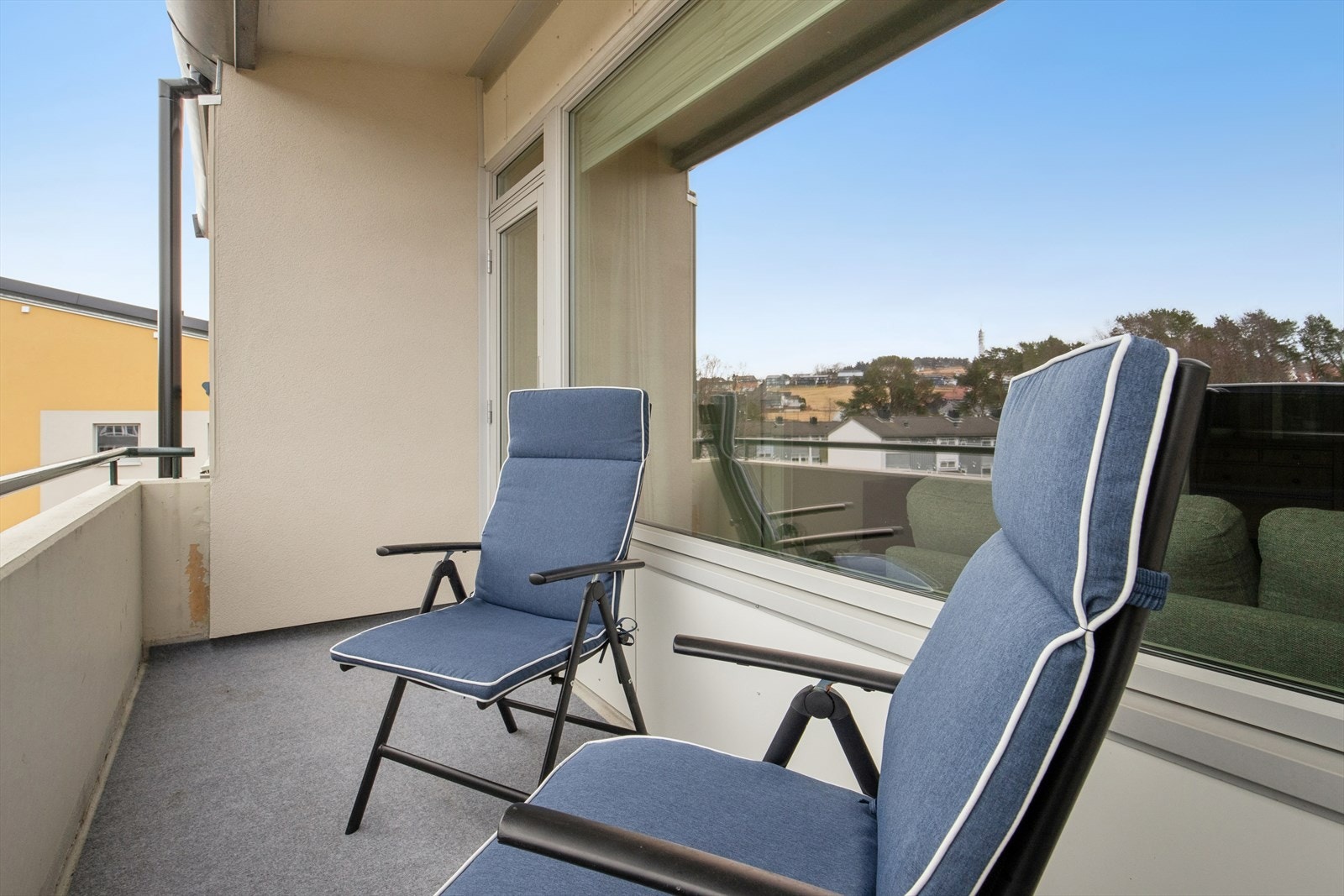 Balkongen gir rom for å møblere med en liten sittegruppe og er en herlig forlengelse av stuen. Her kan man nyte fine sommerdager! Galleribilde