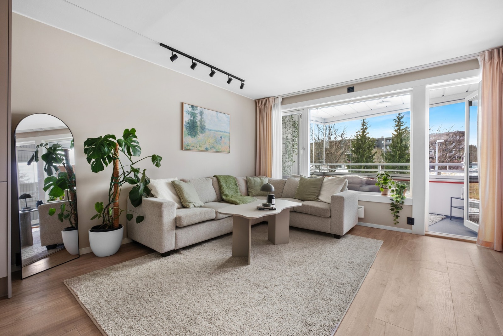 Fra entreen tar du deg videre inn til kjøkken og stue i åpen løsning. Stue/Kjøkken er på totalt 23,1 kvm. Galleribilde