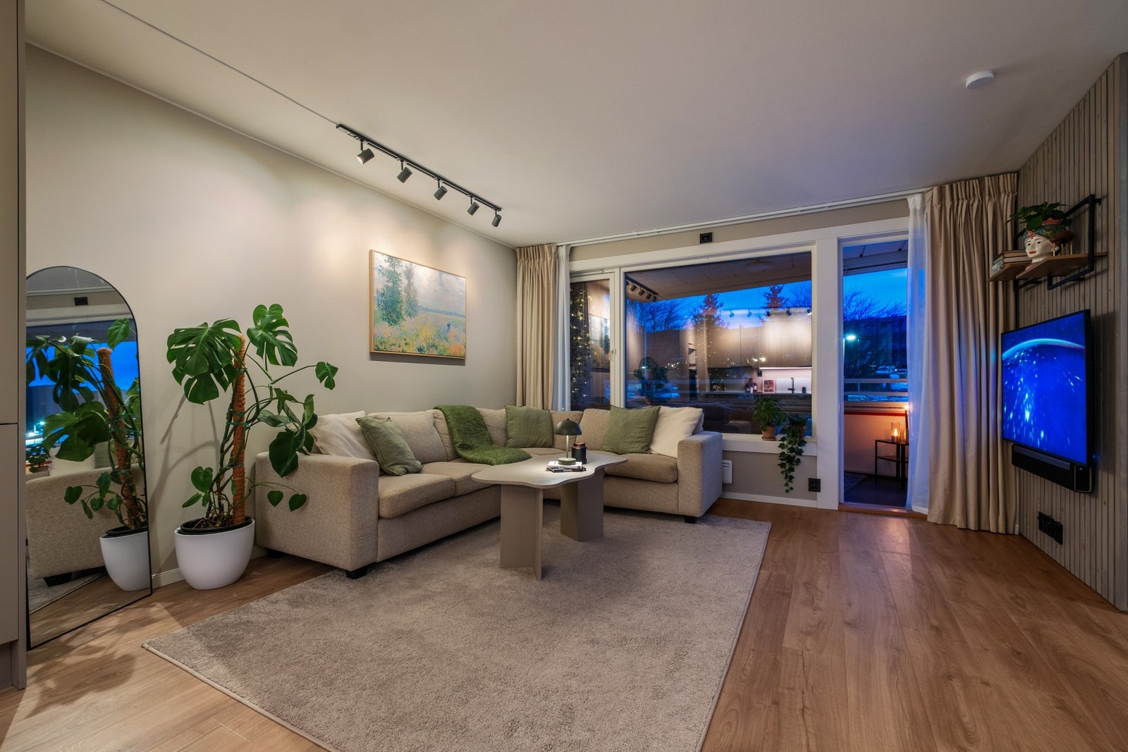 Godt med plass til stor sofakrok. Legg merke til kontrastveggen med spiler bak TV'en. Galleribilde