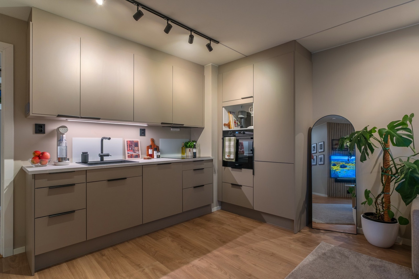 Kjøkkenet har integrerte hvitevarer som oppvaskmaskin, induksjonsplatetopp, stekeovn samt et kombinert kjøle- og fryseskap. Det er plass til mikro i hylle over stekeovnen dersom det skulle være ønskelig. Galleribilde