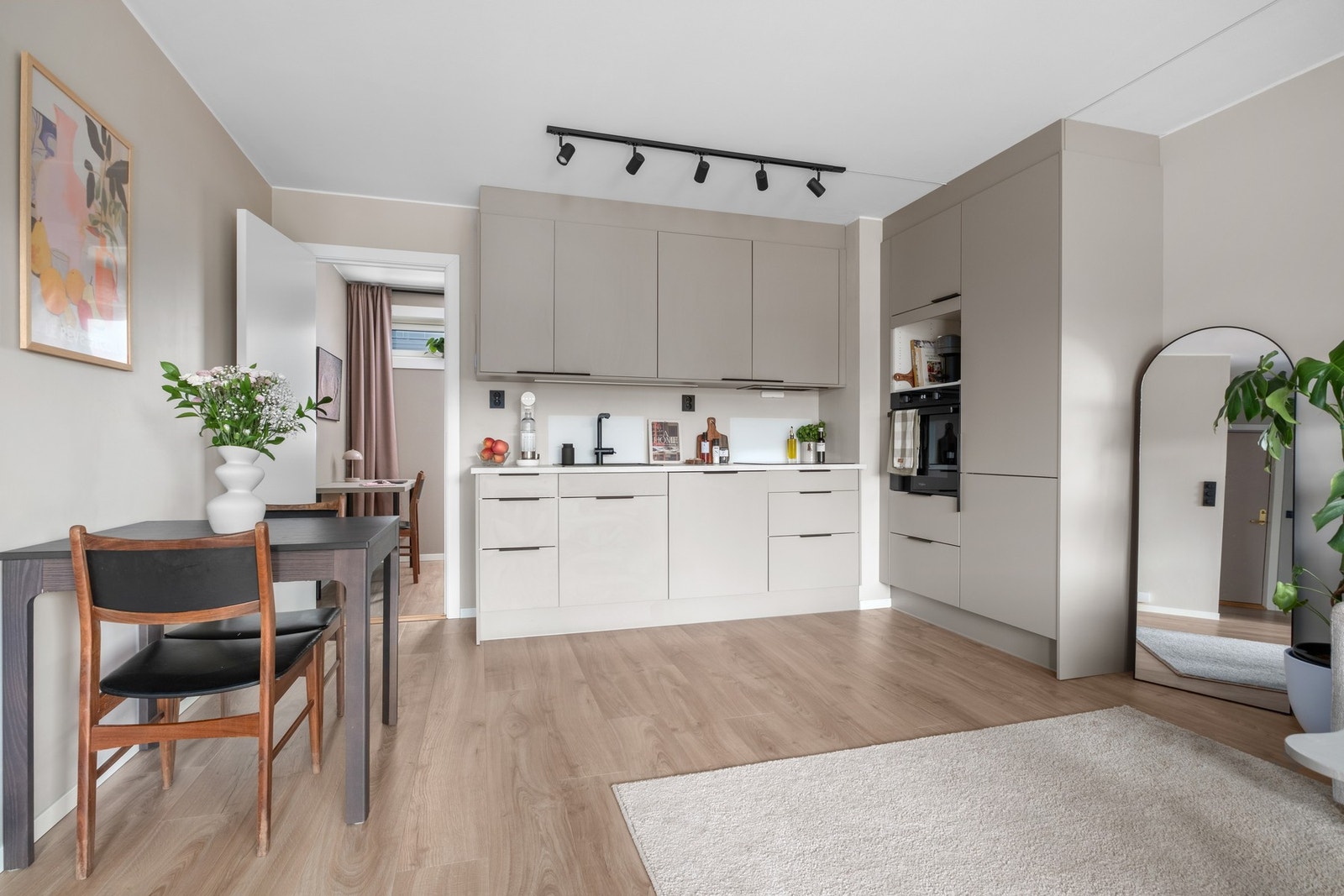 Meget lekkert og oppgradert kjøkken fra Norema. Praktiske oppbevaringsløsninger i store skap og skuffer. Galleribilde