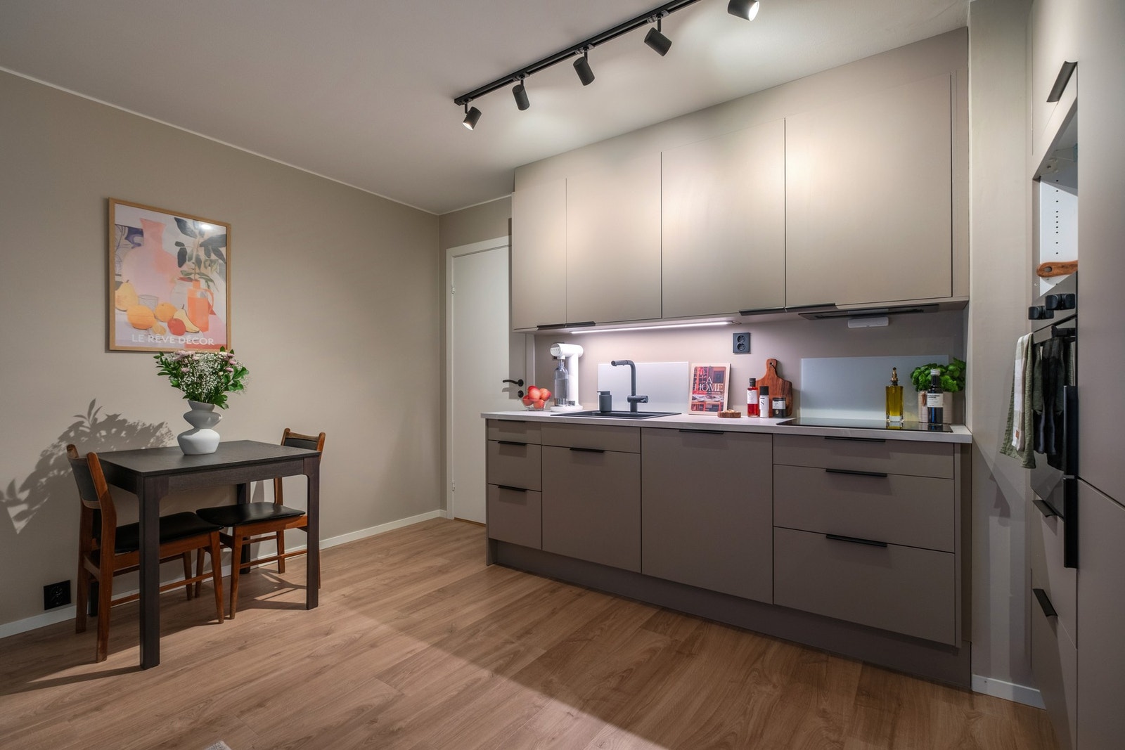 Den åpne planløsningen gir god plass til spiseseksjon i tilknytning til kjøkkenet. Galleribilde