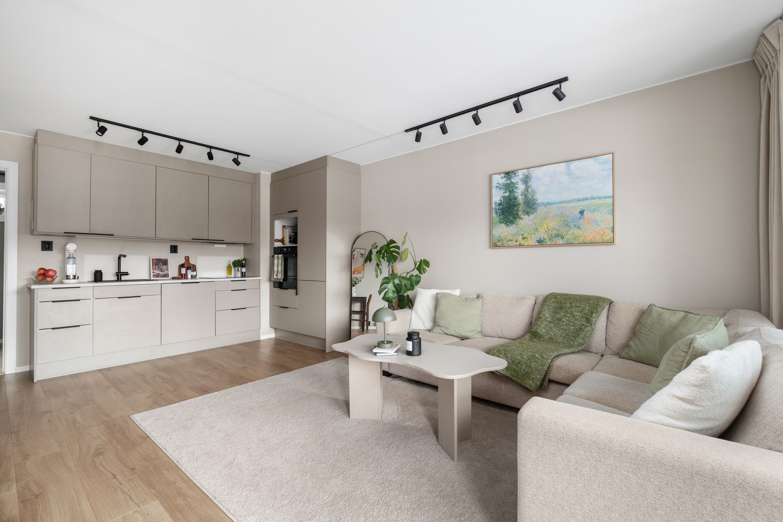 Leiligheten er pent oppusset og holder en høy standard. Overflater malt i en behagelig beige-tone. Slitesterkt laminat på gulv. Galleribilde