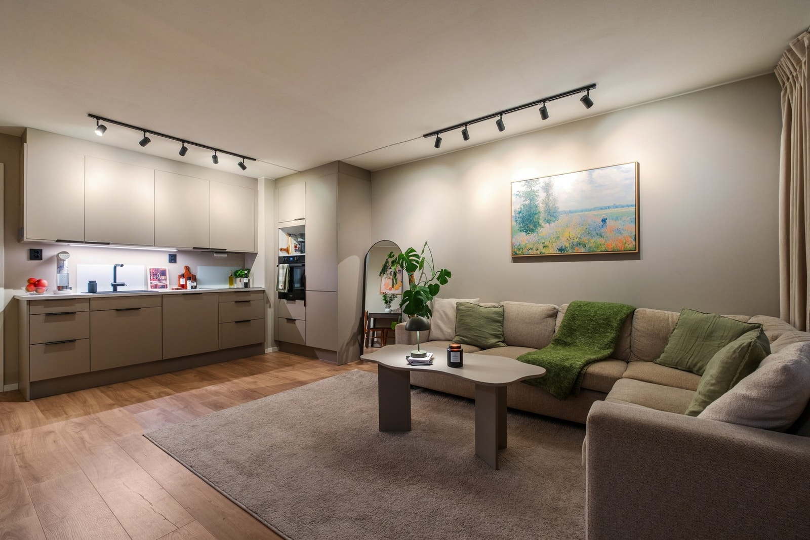 Lekre spotskinner i taket på stuen. Det er forøvrig smartstyring på alt av lys i hele leiligheten. Galleribilde