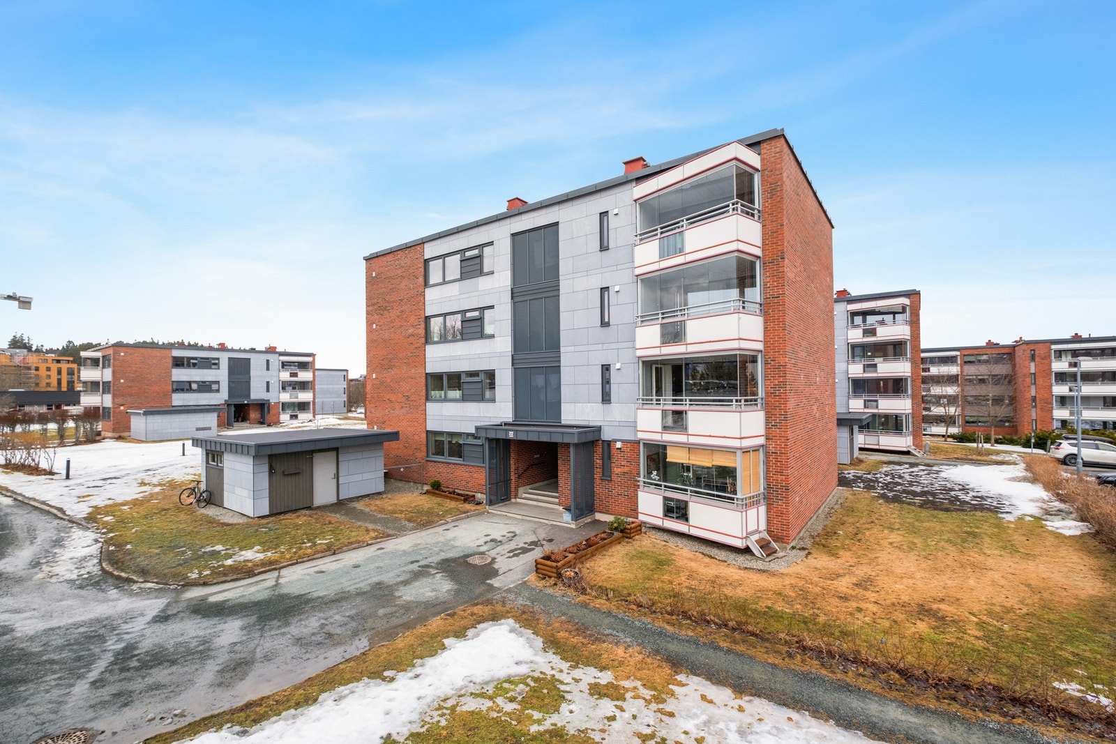 Med leiligheten disponerer du 2 boder i kjeller for oppbevaring. I tillegg er det etablert felles sykkelbod rett utenfor inngangsparteit. Galleribilde