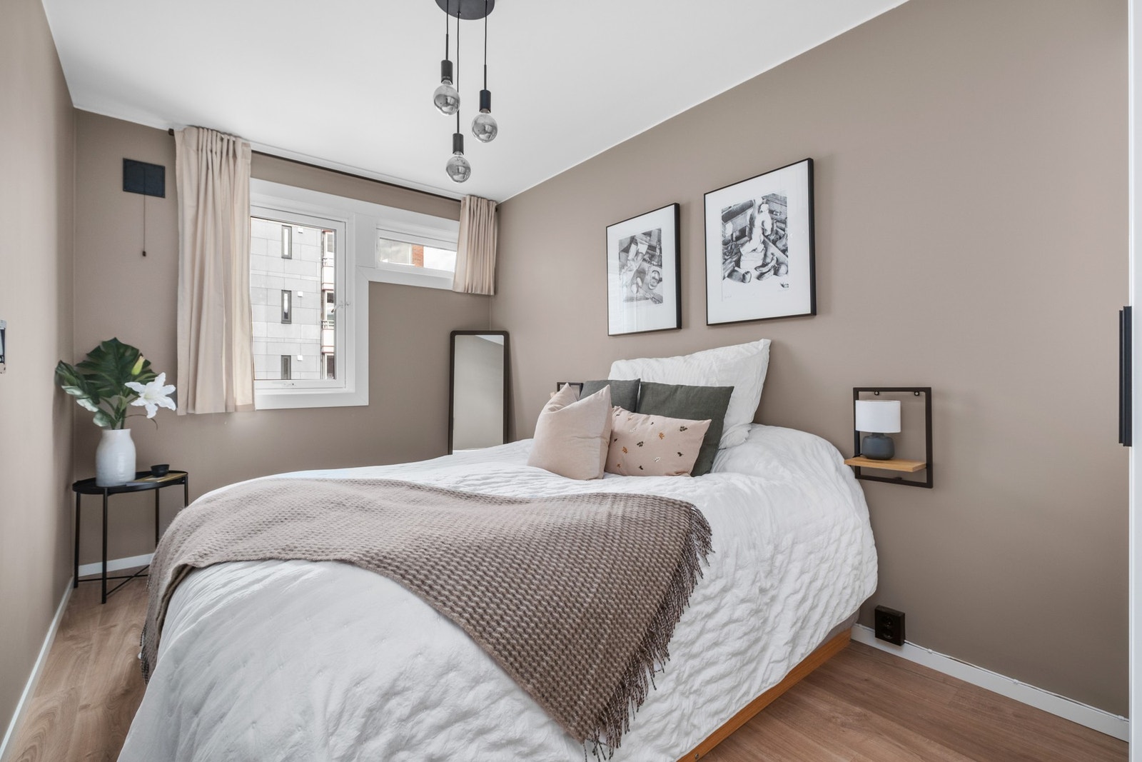 Soverom 1 er på 10,3 kvm. Her får du godt med plass til dobbeltseng, nattbord og garderobeskap. Galleribilde