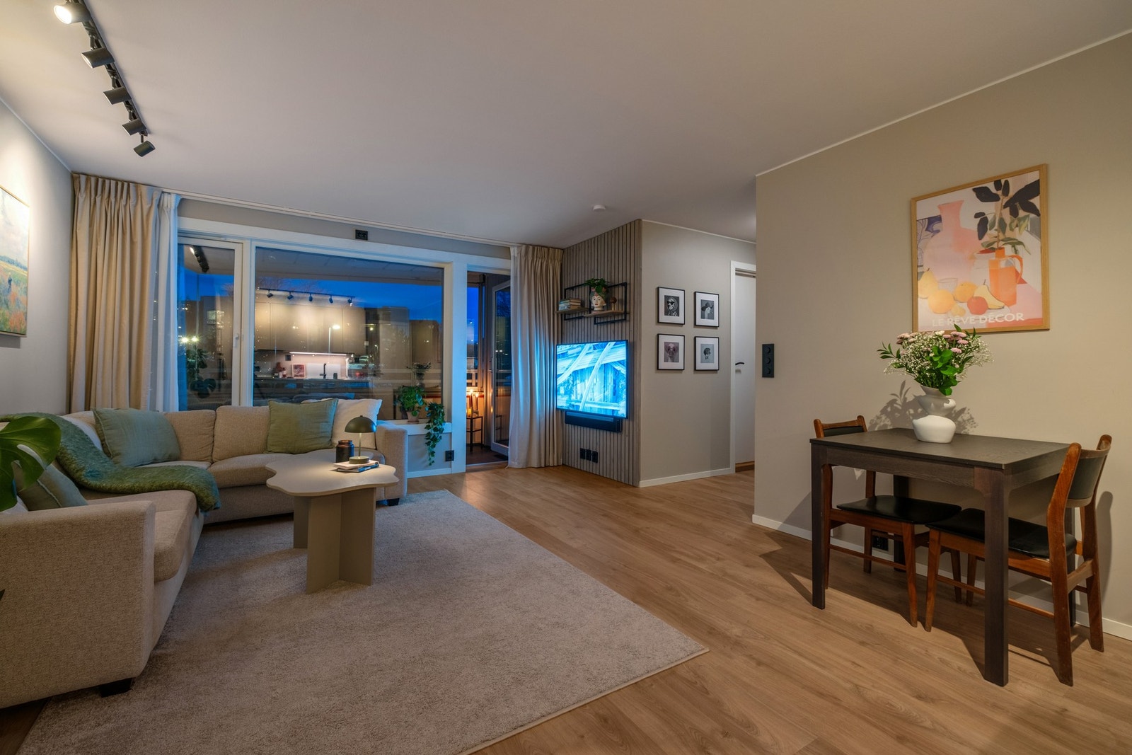 Dette er en nyoppusset og lekker 3-romsleilighet med fin plassering i Brundalen Borettslag. Galleribilde