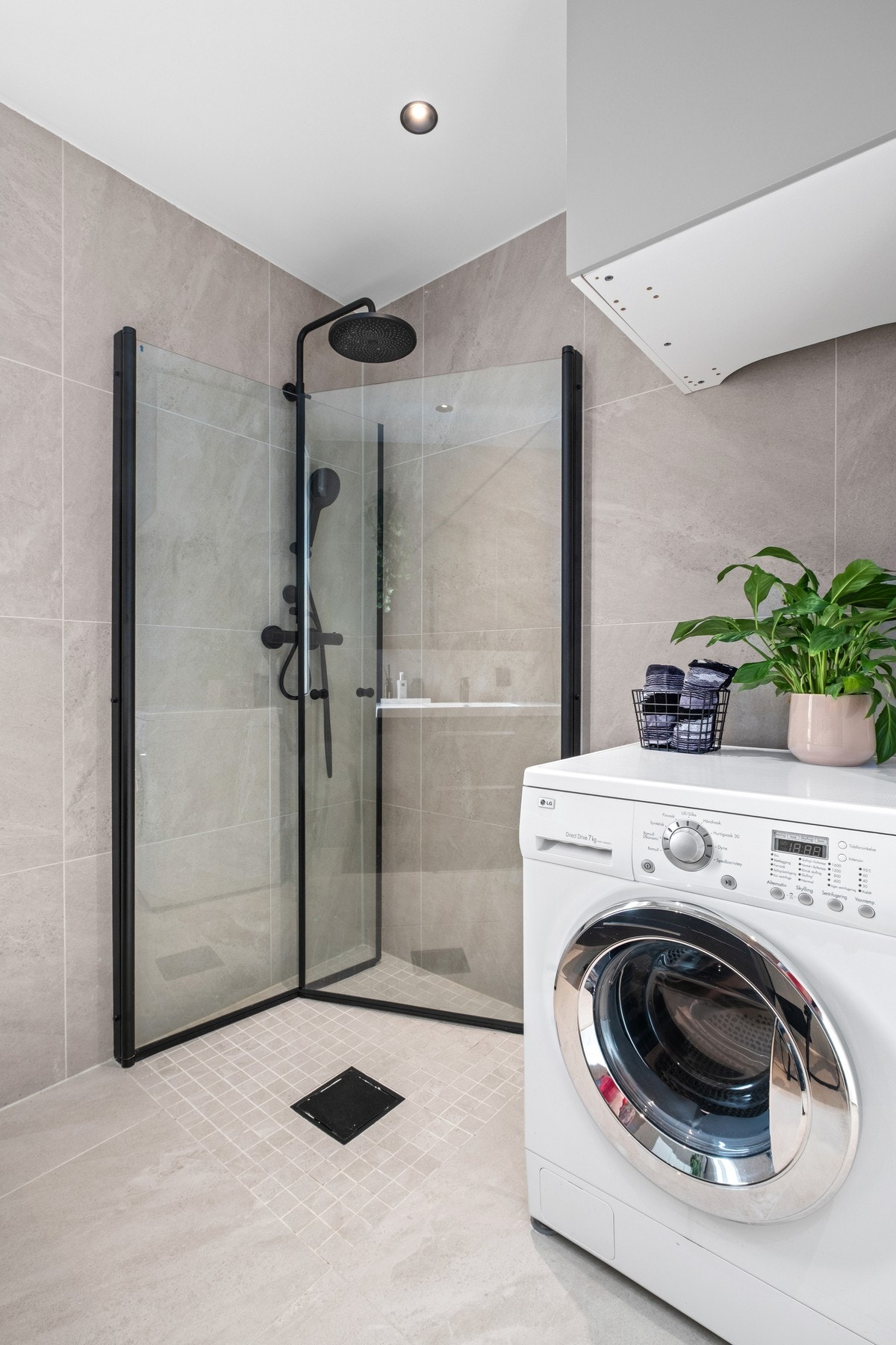 Det er godt med plass til vaskemaskin på badet. Det er felles tørkerom i byggets 2., 3. og 4. etasje. Galleribilde