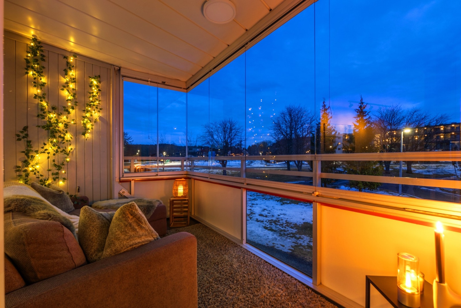 Den innglassede balkongen er målt til 7,5 kvm. og fungerer ypperlig som en utvidelse av stuen i store deler av året. Leilighetens gunstige plassering - med god avstand til nærmeste boligblokk - sørger for god utsikt uten mye innsyn. Galleribilde