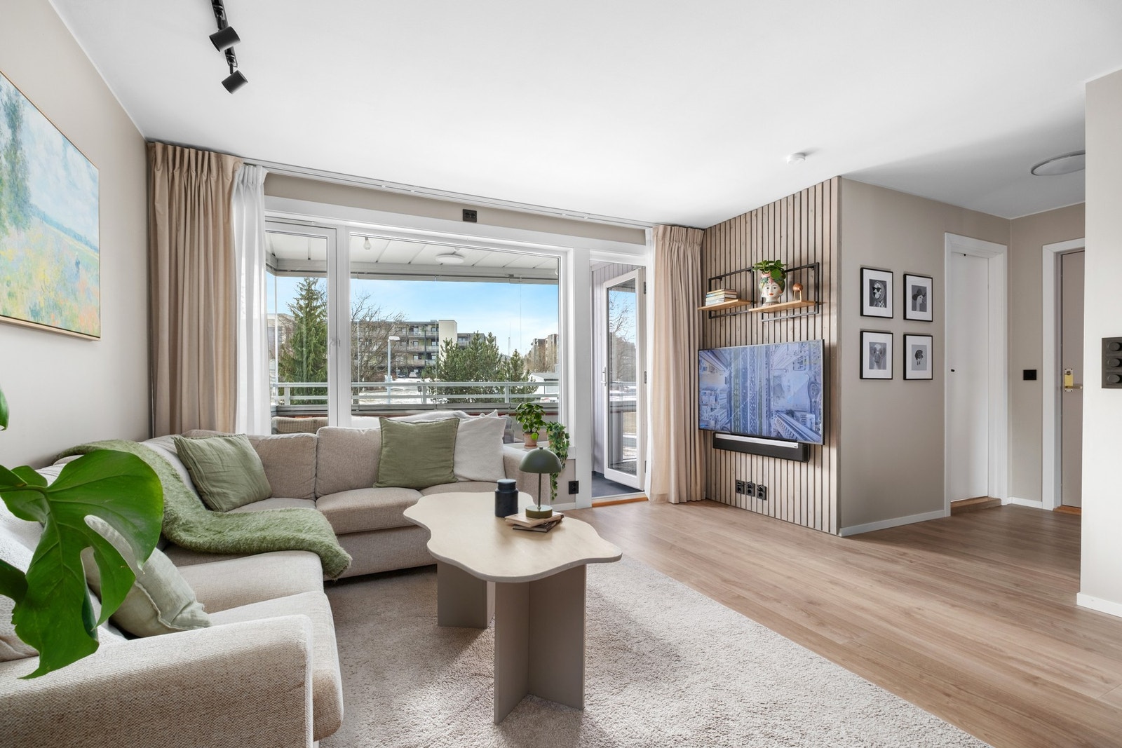 Store vindusflater sørger for godt med lysinnslipp. Dette gir stuen en lett og behagelig romfølelse. Galleribilde