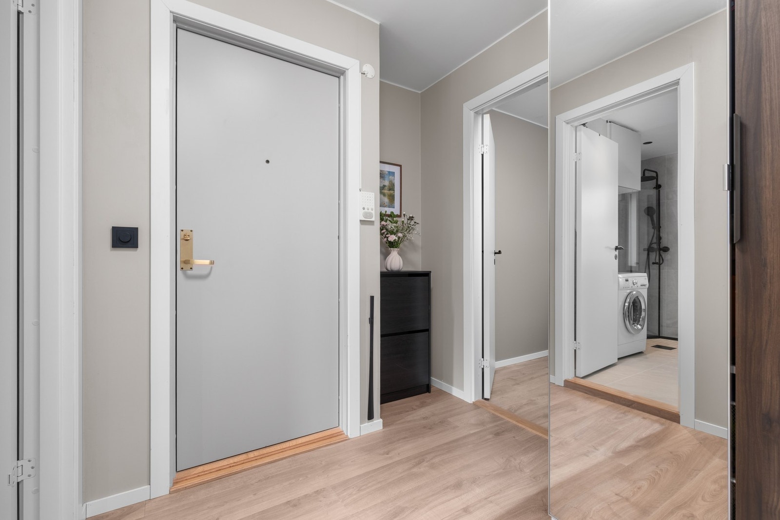 Entreen måler 4,6 kvm. Smart utformingen gir plass til både garderobeskap og kommode. Galleribilde