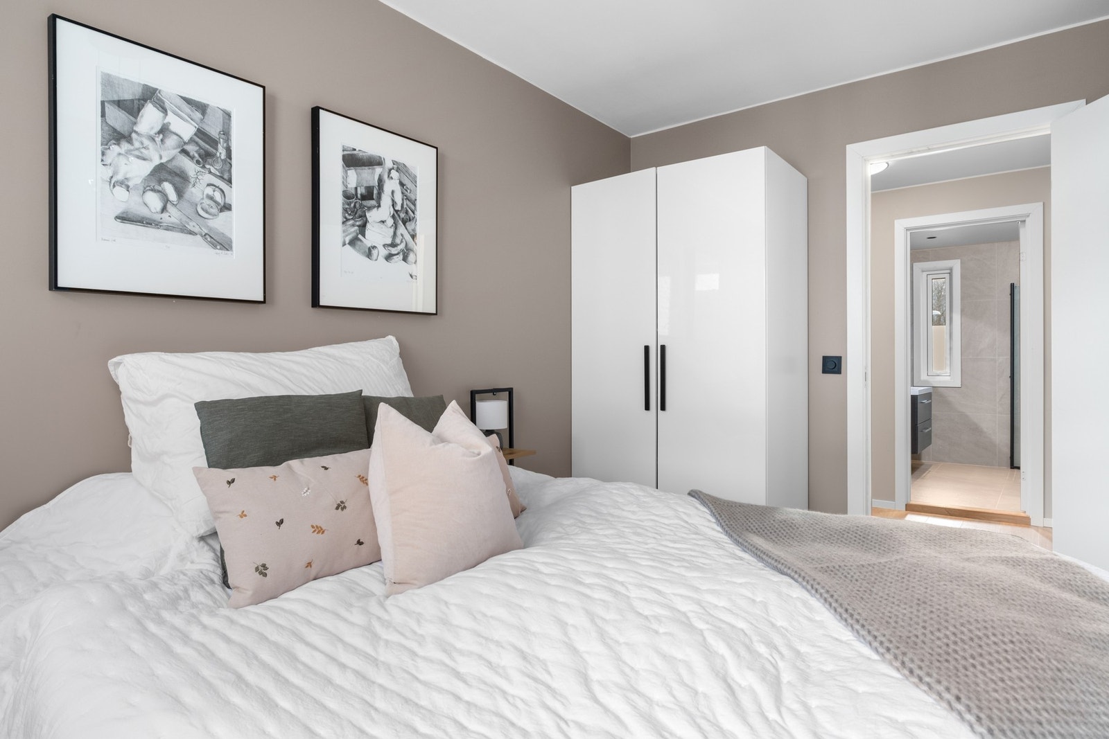 Garderobeskap på soverom medfølger i handelen. Galleribilde