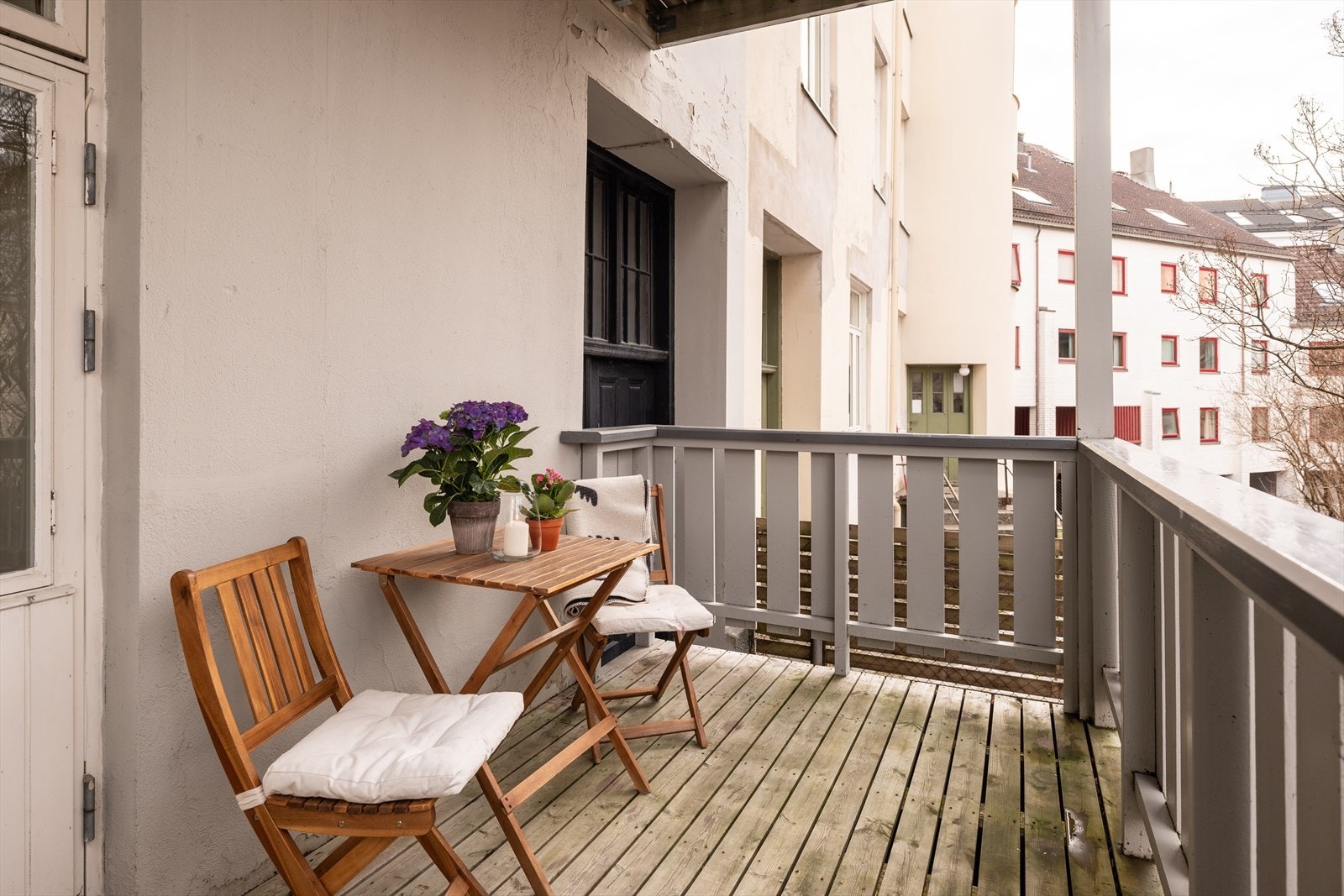 Flott veranda på ca. 7 m² som vender ut mot en rolig felles hage og bakgård. Galleribilde