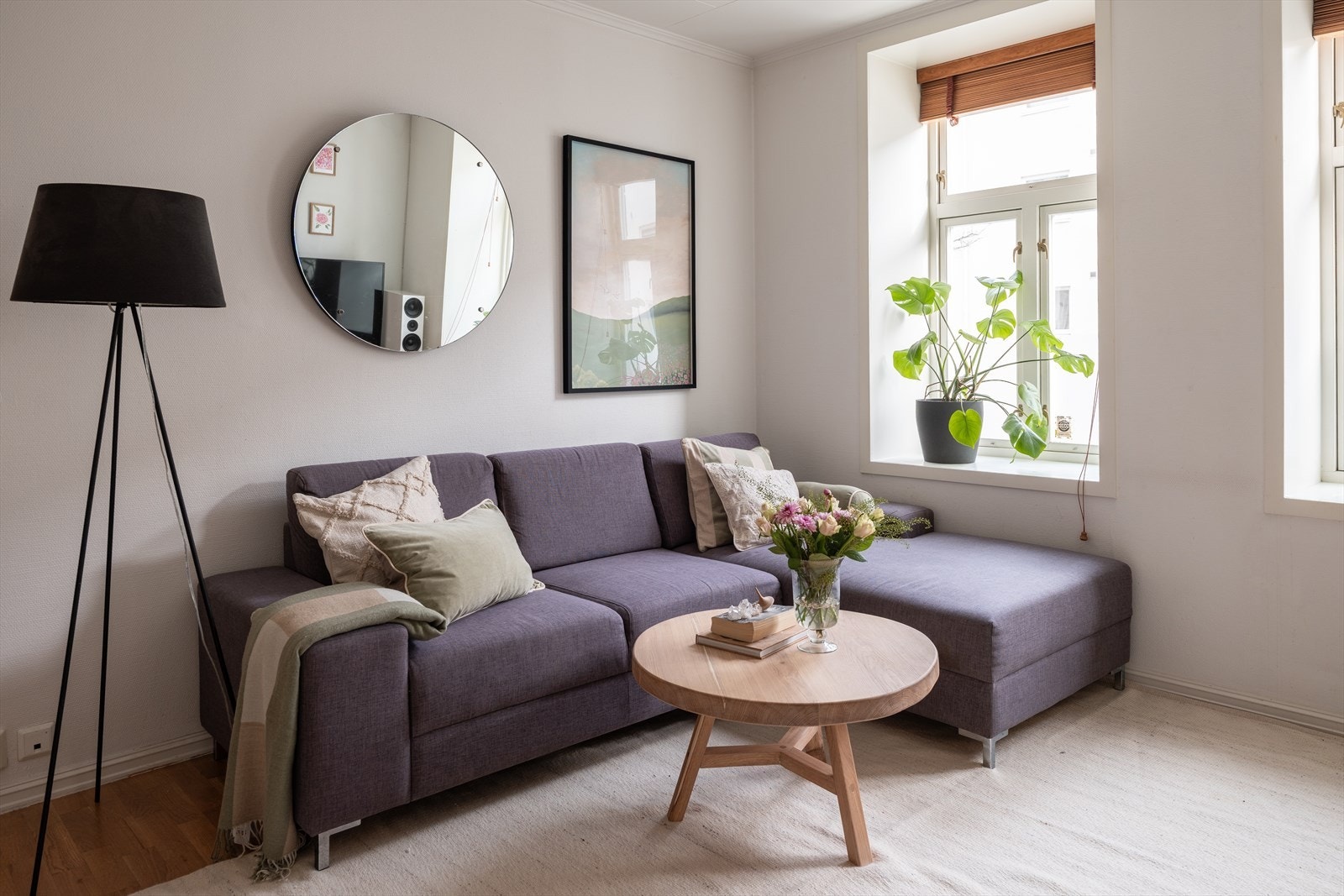 Leiligheten har en god og effektiv planløsning, og inneholder bl.a. to soverom, stue, kjøkken, entré og intern bod. Galleribilde