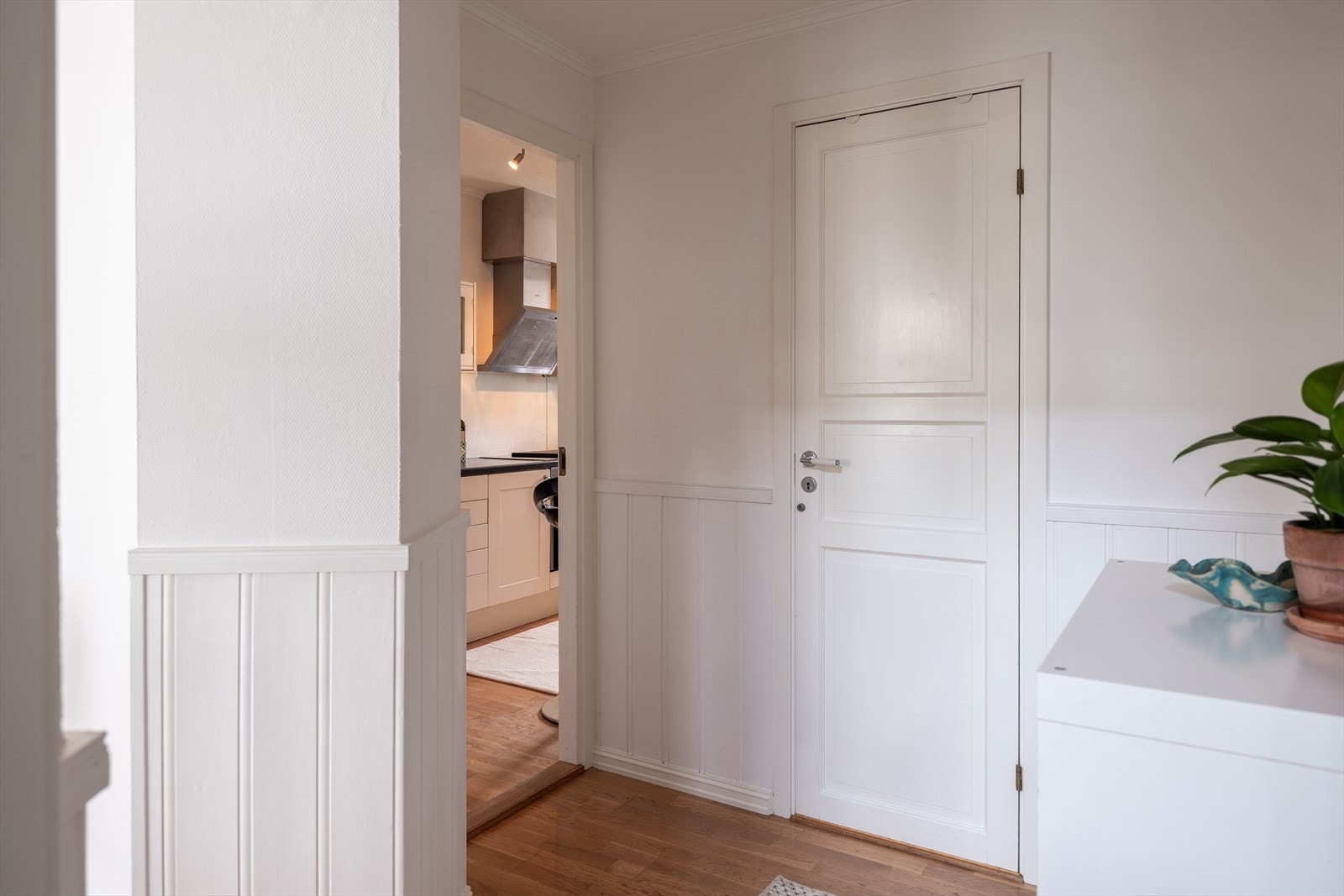 Innbydende entré med plass til oppheng av klær og plassering av sko. Herfra er det adkomst til bod med plass til ekstra oppbevaring. Galleribilde