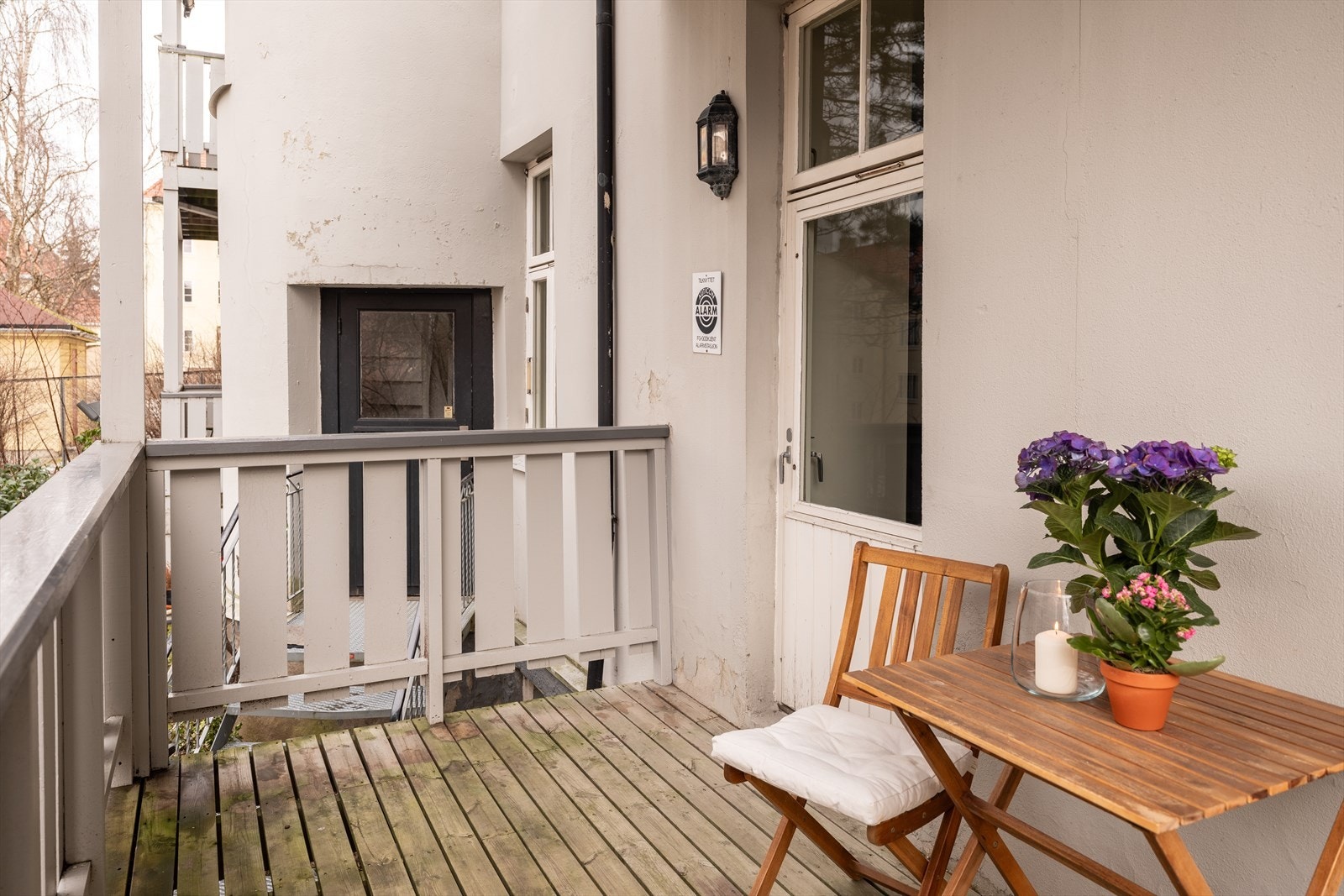 Verandaen har plass til utemøblement og grill, og er vendt ut mot borettslagets felles uteområde. Galleribilde