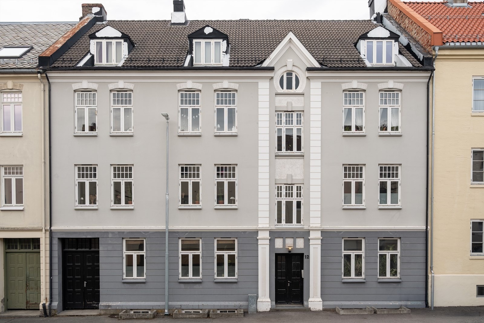 Det er soneparkering i området etter gjeldende bestemmelser og priser. Kontakt kommunen for informasjon. Galleribilde